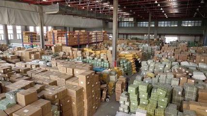 物流公司的倉儲內(nèi)堆滿貨物